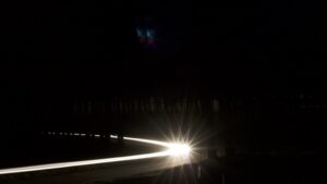 Nattbild med strålkastare