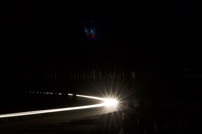 Nattbild med strålkastare