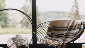 Stol i uterum med utsikt över sjö och natur