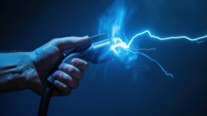 Hand som håller i elektrisk kabel